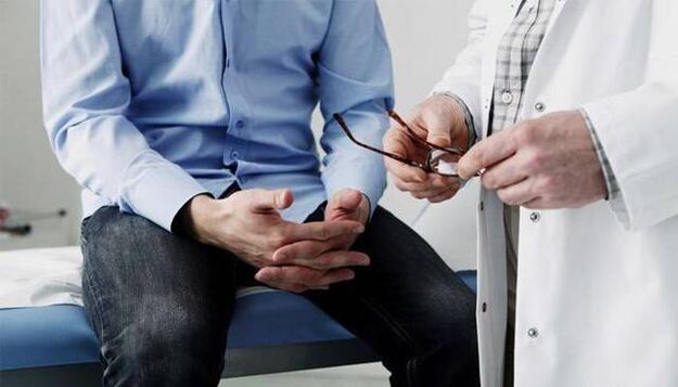 läkaren ger rekommendationer till patienten med prostatit